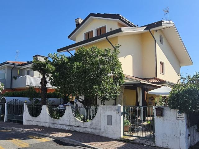 Villetta indipendente in vendita di 220 m² in Via Gorgona, 7