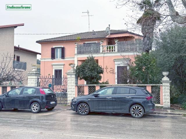Villetta indipendente in vendita di 220 m² in Via Galileo Galilei