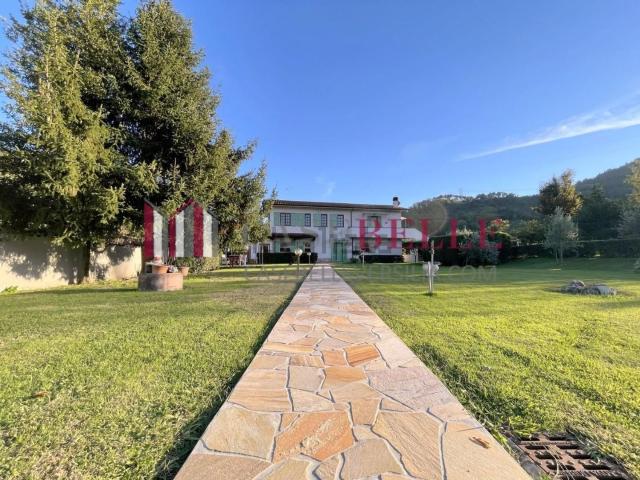 Villetta indipendente in vendita di 220 m² in Via della Liberazione, 55041