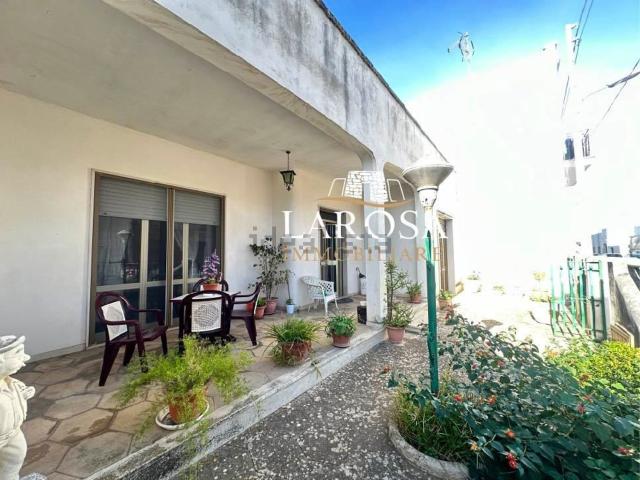 Villetta indipendente in vendita di 220 m² in Via E. Toti, 16
