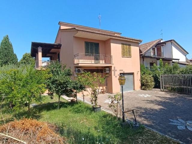 Villetta indipendente in vendita di 220 m² in Via Emanuele Petri, 1