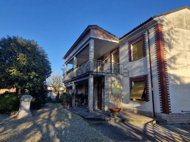Villetta indipendente in vendita di 220 m² in Via Edoardo Crivelli