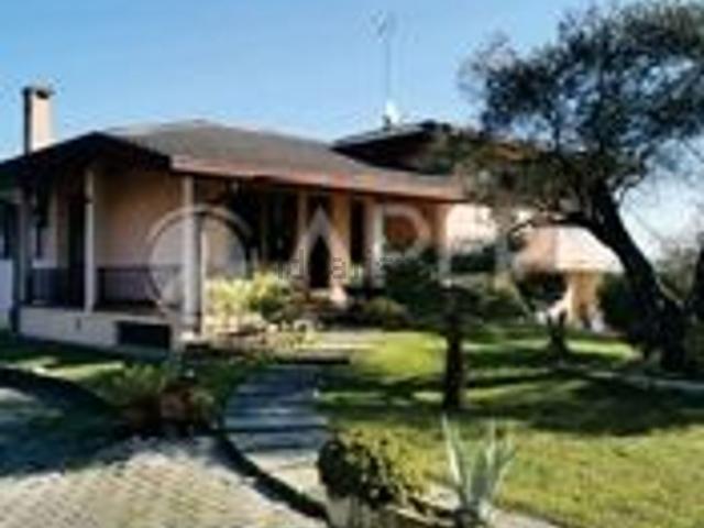 Villetta indipendente in vendita di 220 m² in Via F. Petrarca, 3