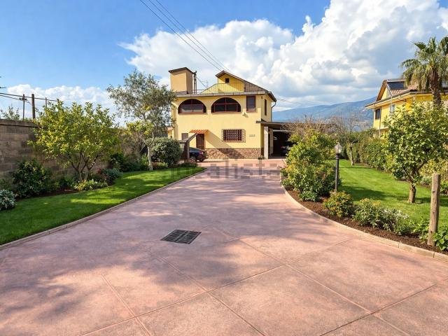 Villetta indipendente in vendita di 220 m² in Via Fiano, 110