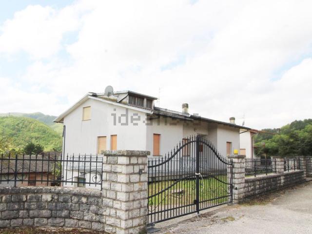 Villetta indipendente in vendita di 220 m² in Via Filiberto Mosconi