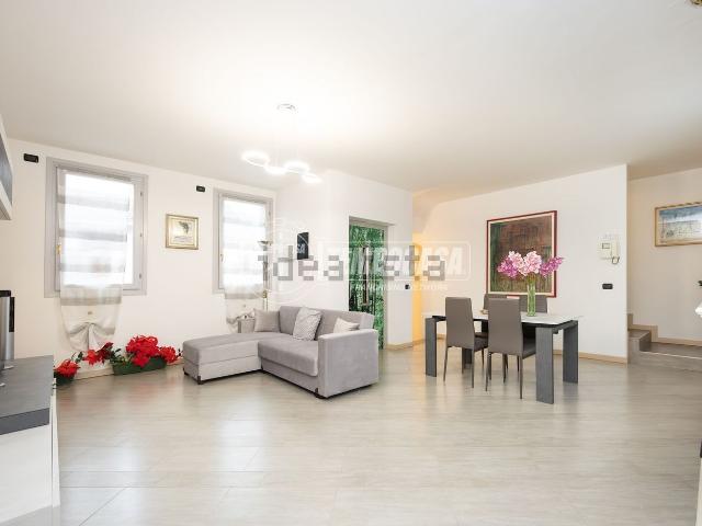 Villetta indipendente in vendita di 220 m² in Via Sant&apos Ambrogio