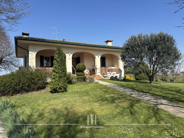 Villetta indipendente in vendita di 220 m² in Via Staffolo