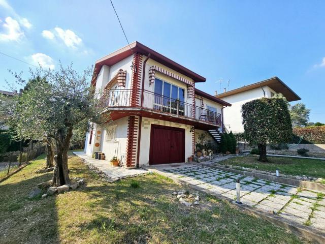 Villetta indipendente in vendita di 220 m² in Via Vittorio Veneto