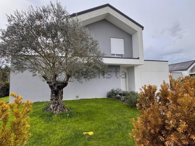 Villetta indipendente in vendita di 220 m² in Via Zermanese