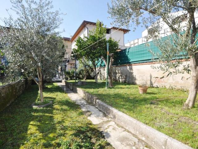 Villetta indipendente in vendita di 220 m² in Viale Montegrappa