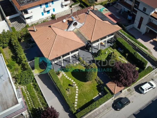 Villetta indipendente in vendita di 221 m² in Via Giuseppe di Vittorio, 4