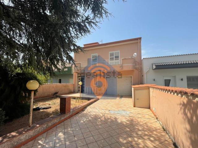 Villetta indipendente in vendita di 221 m² in Via Francesco Laurana