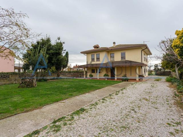 Villetta indipendente in vendita di 221 m² in Via Vallona