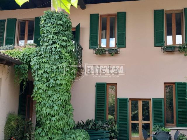 Villetta indipendente in vendita di 222 m² in Via Basiletti