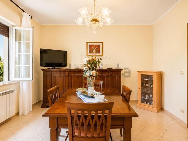Villetta indipendente in vendita di 222 m² in Via Perugia