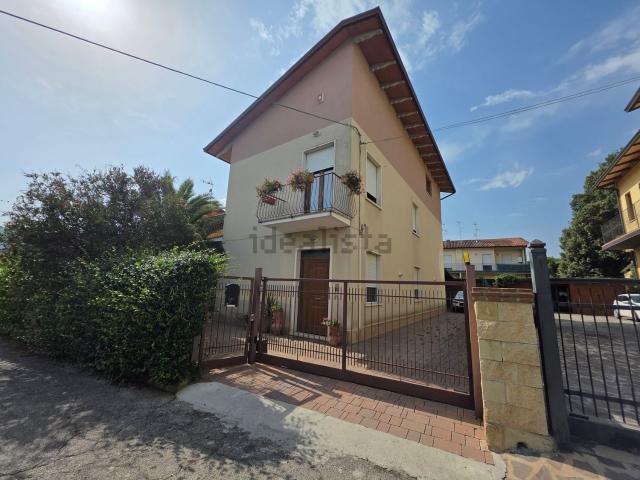Villetta indipendente in vendita di 222 m² in Strada Tiberina Nord, 224