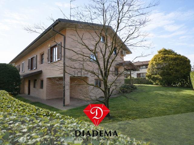 Villetta indipendente in vendita di 224 m² in Via Adua, 11