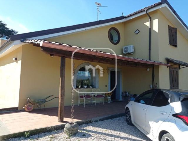 Villetta indipendente in vendita di 225 m² in Via Colle San Pietro
