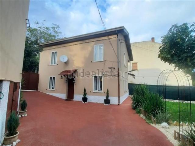 Villetta indipendente in vendita di 225 m² in Via Nevi