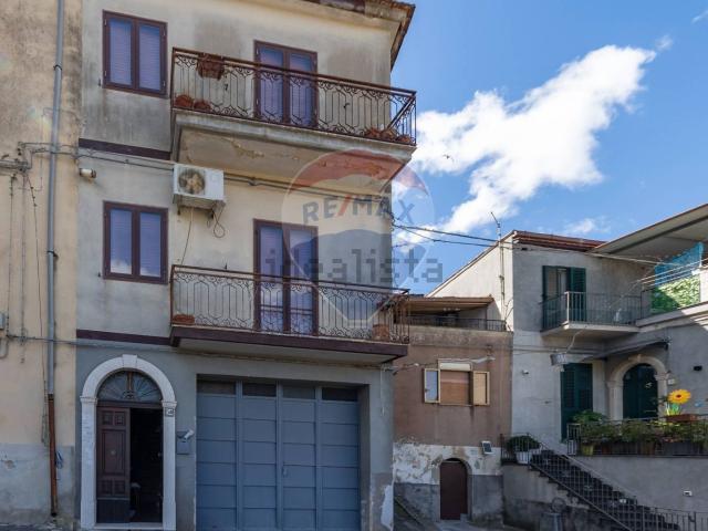 Villetta indipendente in vendita di 225 m² in Via Petrarca, 56