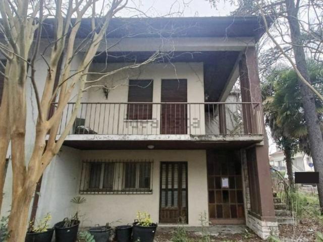 Villetta indipendente in vendita di 226 m² in Via Nazario Sauro