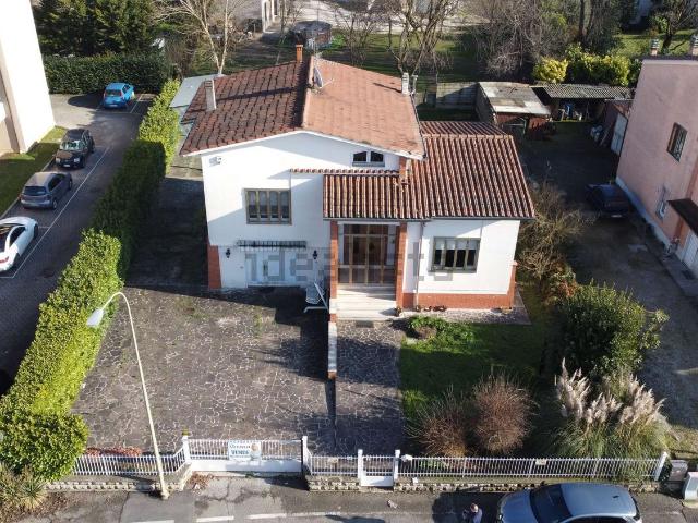 Villetta indipendente in vendita di 226 m² in Piazza Giacomo Matteotti, 2