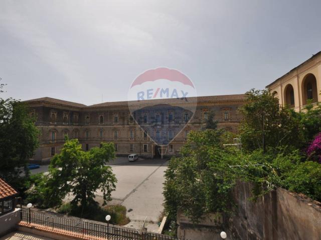 Villetta indipendente in vendita di 228 m² in Via Collegio Pennisi, 25