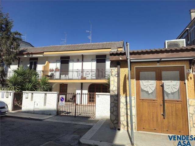 Villetta indipendente in vendita di 228 m² in Via G. Amendola, 1