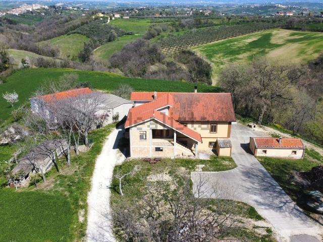 Villetta indipendente in vendita di 229 m² in Contrada Piano Scarpara, 31