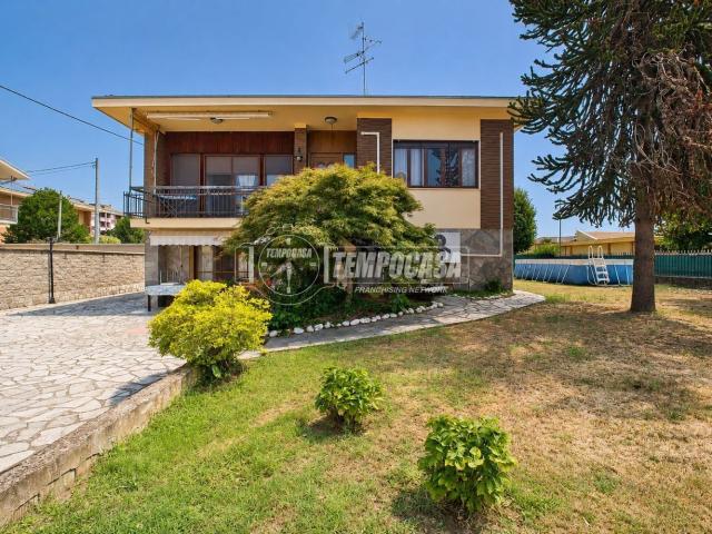 Villetta indipendente in vendita di 230 m² in Via Monte Grappa