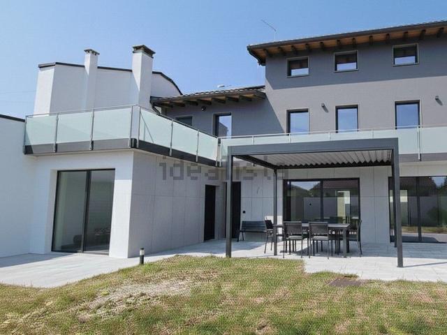 Villetta indipendente in vendita di 230 m² in Via Calibri