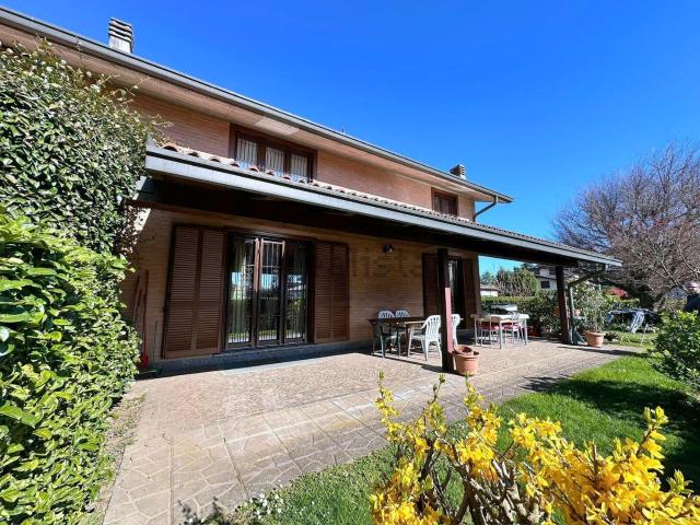 Villetta indipendente in vendita di 230 m² in Via Adua