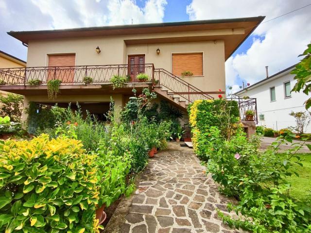 Villetta indipendente in vendita di 230 m² in Via Gigli