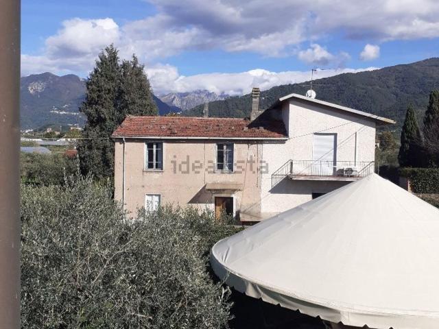 Villetta indipendente in vendita di 230 m² in Via del Duca