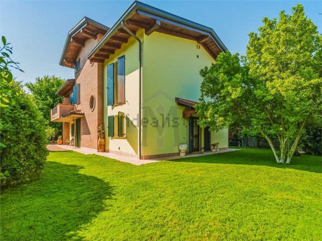 Villetta indipendente in vendita di 230 m² in Via IV Novembre, 13