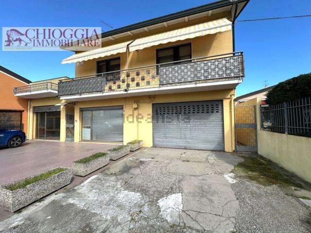 Villetta indipendente in vendita di 230 m² in Via Papa Giovanni XXIII, 13