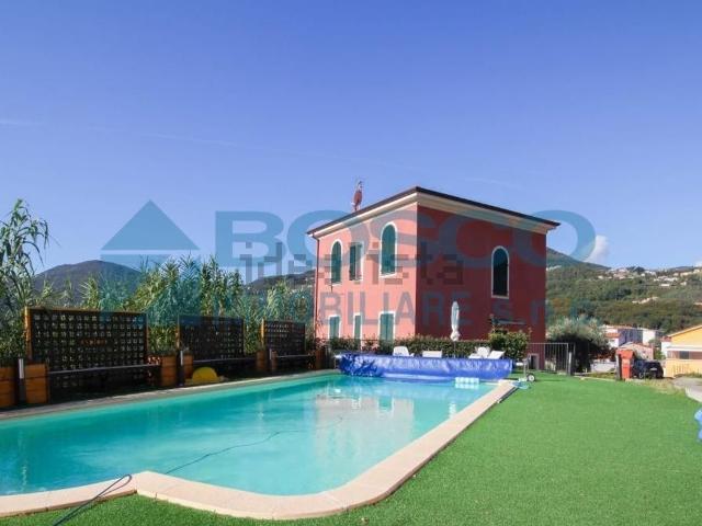 Villetta indipendente in vendita di 230 m² in Via Raspolini Luigi