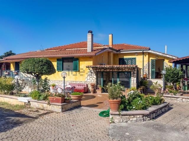 Villetta indipendente in vendita di 230 m² in Via Tende