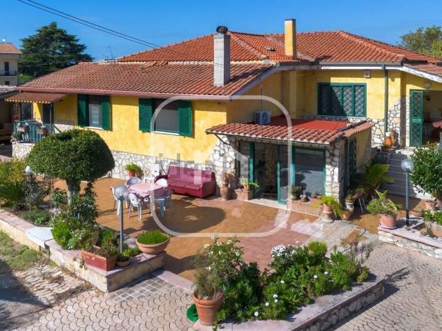 Villetta indipendente in vendita di 230 m² in Via Tende