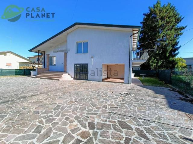Villetta indipendente in vendita di 230 m² in Via Zermanesa