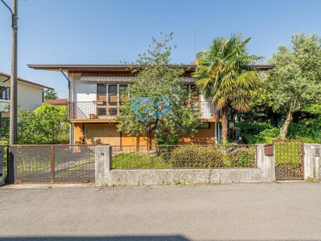 Villetta indipendente in vendita di 230 m² in Via Zuccato