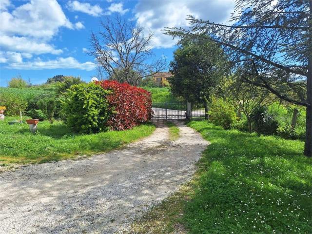 Villetta indipendente in vendita di 230 m² in Contrada Montale, 4