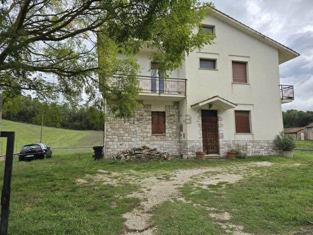 Villetta indipendente in vendita di 230 m² in Frazione Aguzzo