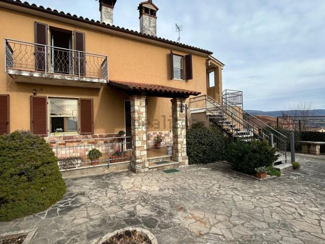 Villetta indipendente in vendita di 230 m² in Frazione Collevalenza