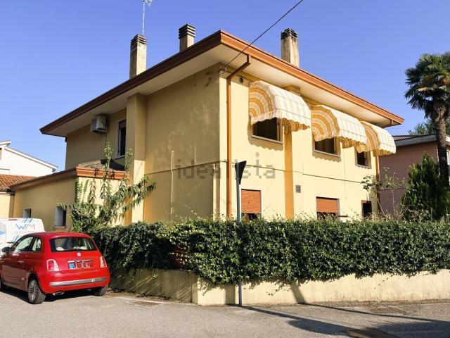 Villetta indipendente in vendita di 230 m² in Piazza IV Novembre, 32