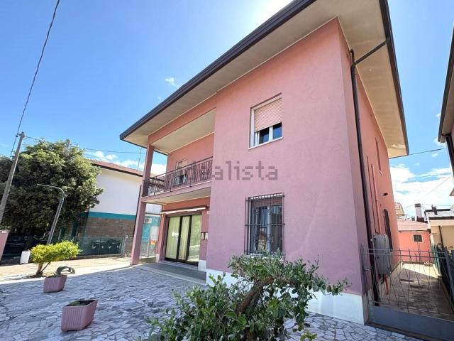Villetta indipendente in vendita di 231 m² in Via Alcide de Gasperi, 61