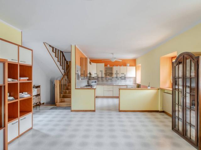 Villetta indipendente in vendita di 231 m² in Via Asilo Infantile