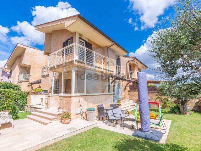 Villetta indipendente in vendita di 231 m² in Via del Frantoio Romano, 269
