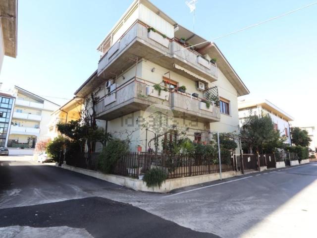 Villetta indipendente in vendita di 231 m² in Via Roma, 12