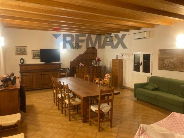 Villetta indipendente in vendita di 232 m² in Via Alpone, 1